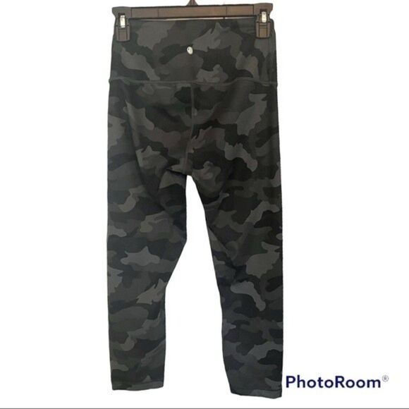 Yogalicious Lux Gray Camo Print Cropped Workout Leggings Size Small - Picture 2 of 7